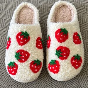 Cozy Strawberry Pattern Slippers